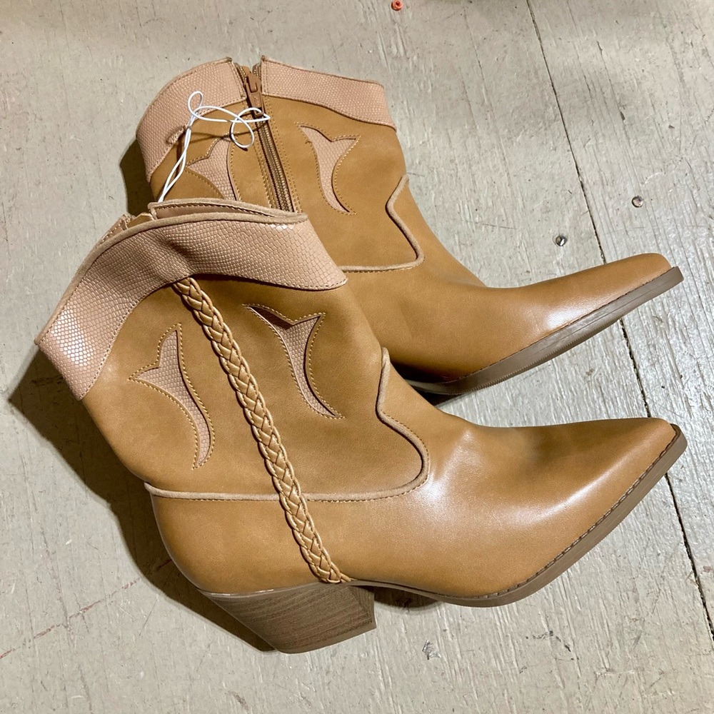 NWT Never Worn Size 8 Tan Ankle Boots with Western Design and Pointed Toe